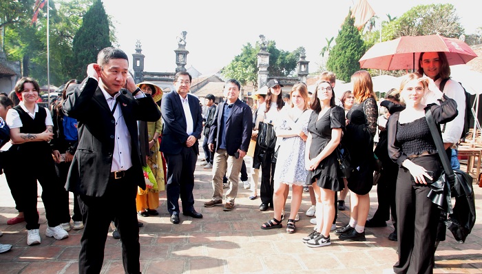 Du khách quốc tế tham quan làng cổ Đường Lâm – Hà Nội